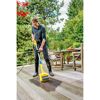 Person reinigt Holzterrasse mit MultiBrush