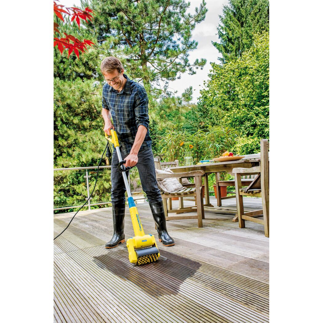 Person reinigt Holzterrasse mit MultiBrush