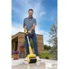 Person reinigt Terrasse mit Gloria Multibrush