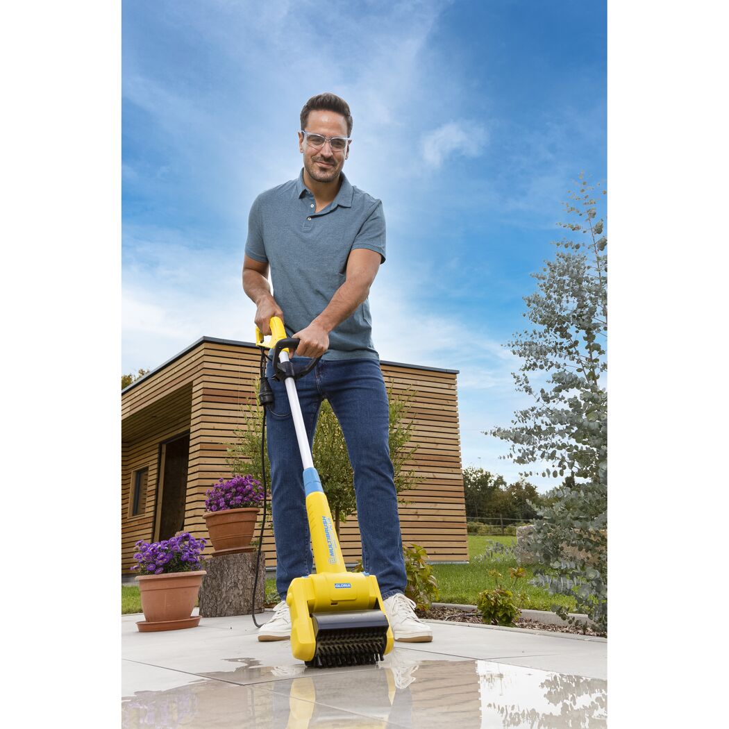 Person reinigt Terrasse mit Gloria Multibrush