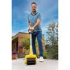 Person reinigt Terrasse mit Gloria Multibrush speedcontrol plus