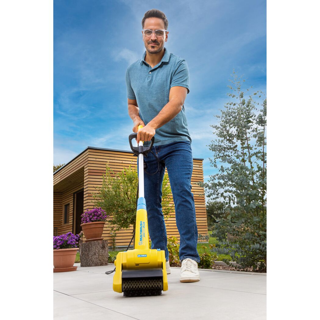 Person reinigt Terrasse mit Gloria Multibrush speedcontrol plus