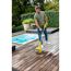 Person reinigt Holzboden mit MultiBrush
