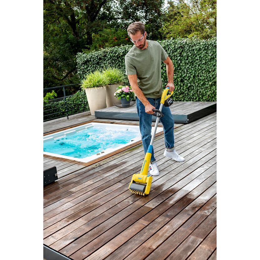 Person reinigt Holzboden mit MultiBrush