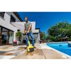 Person reinigt Terrasse mit Gloria MultiBrush Plus