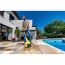 Person reinigt Terrasse mit Gloria MultiBrush Plus
