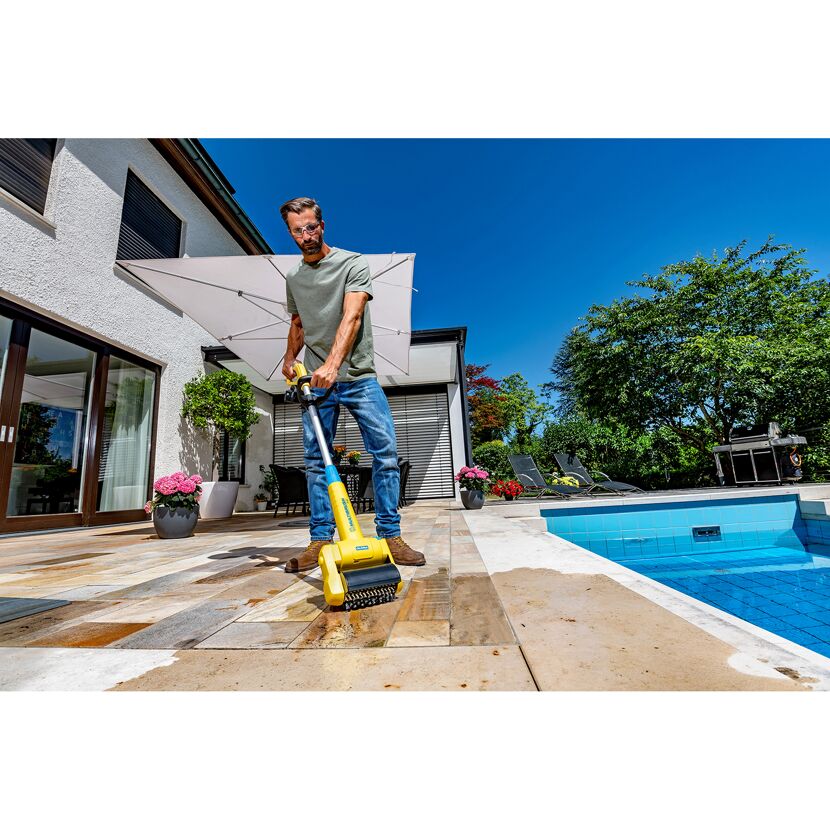 Person reinigt Terrasse mit Gloria MultiBrush Plus