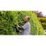 Person schneidet Hecke mit Bosch Akku-Heckenschere