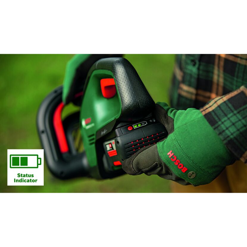 Person hält eine Bosch AdvancedHedgeCut 65 Heckenschere.