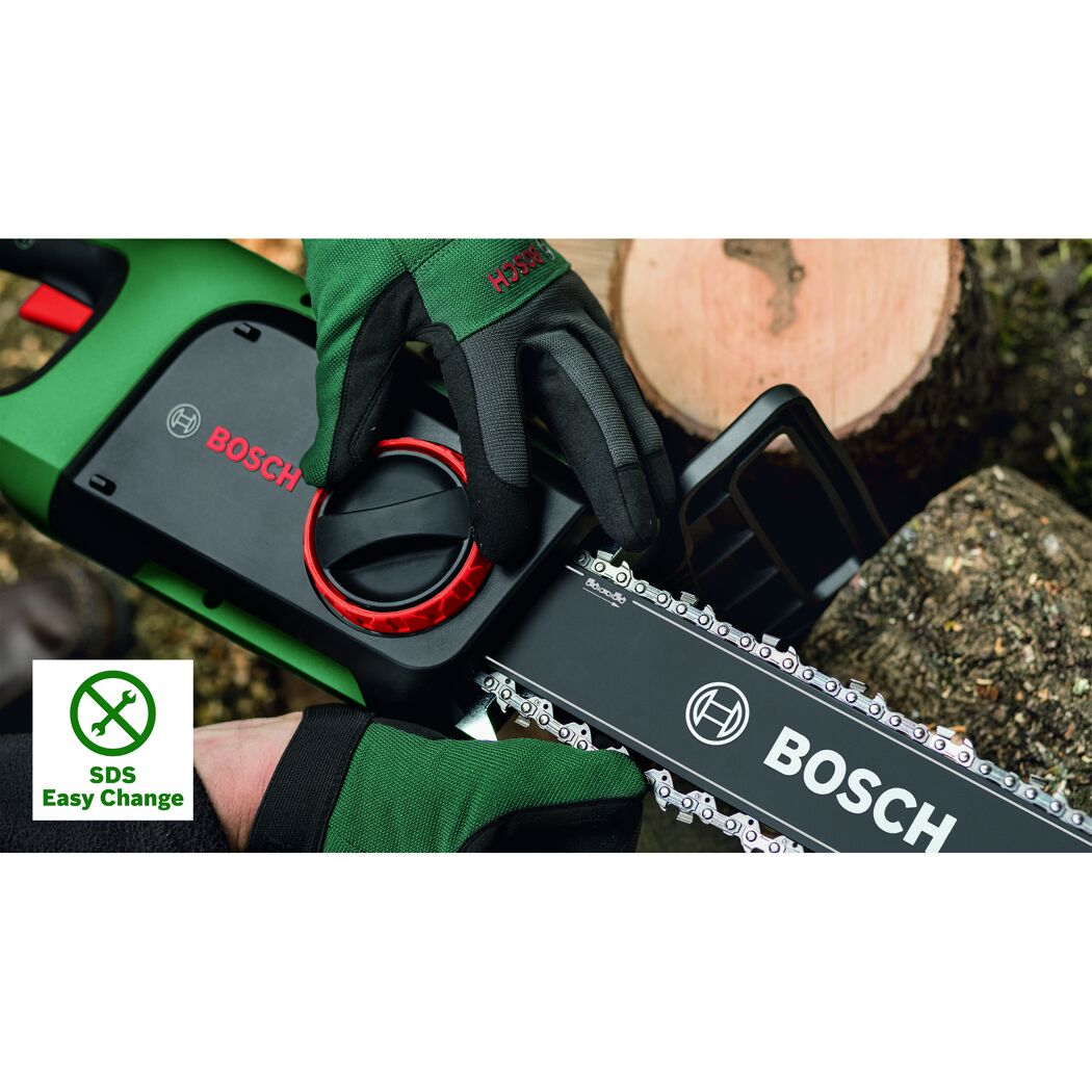 Person spannt Kette einer Bosch Elektro-Kettensäge