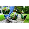 Person verwendet den Rasentrimmer EasyGrassCut 18 von Bosch.