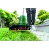 Person verwendet einen Rasentrimmer EasyGrassCut 18