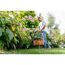 Person verwendet EasyGrassCut 23 Rasentrimmer