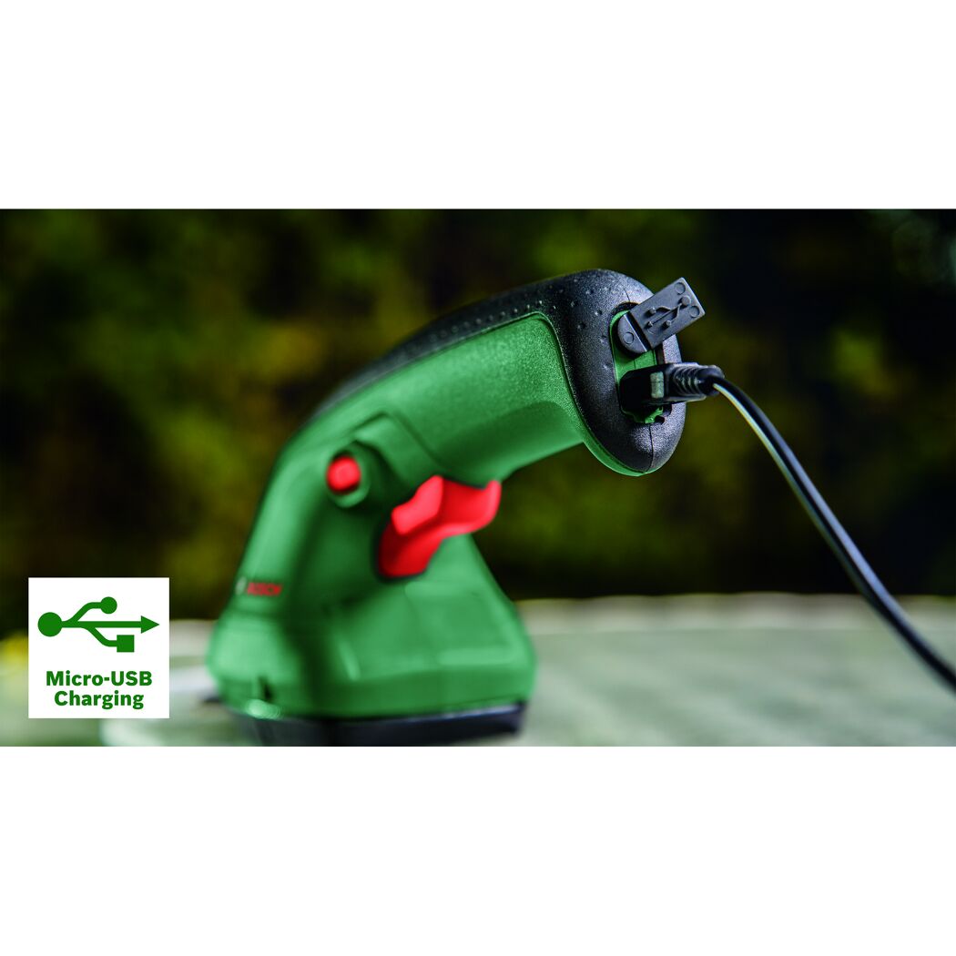 Akku-Gras- und Strauchschere EasyShear beim Aufladen über Micro-USB