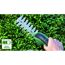 Person schneidet Hecke mit Bosch Akku-Gras- und Strauchschere