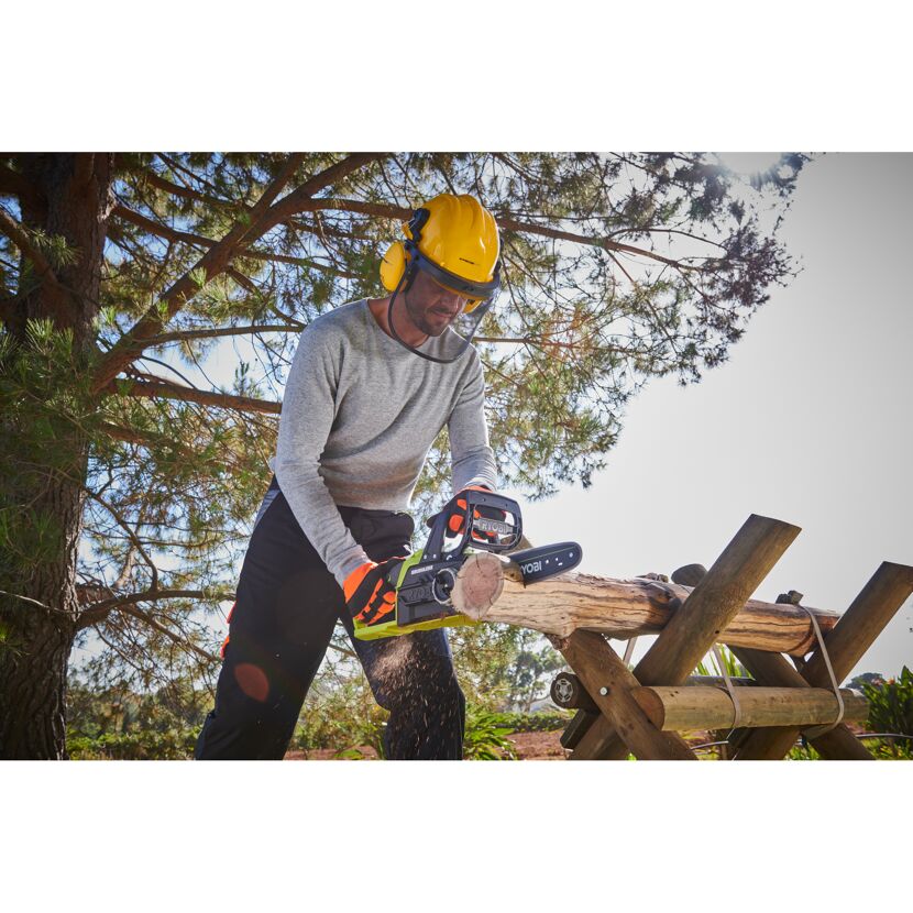 Person sägt Holz mit RYOBI Akku-Kettensäge