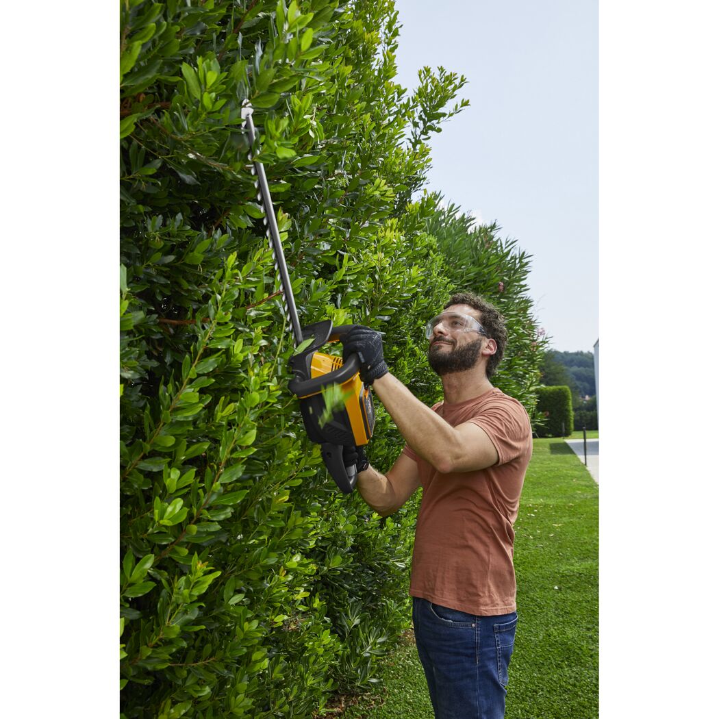Person schneidet Hecke mit Akku-Heckenschere