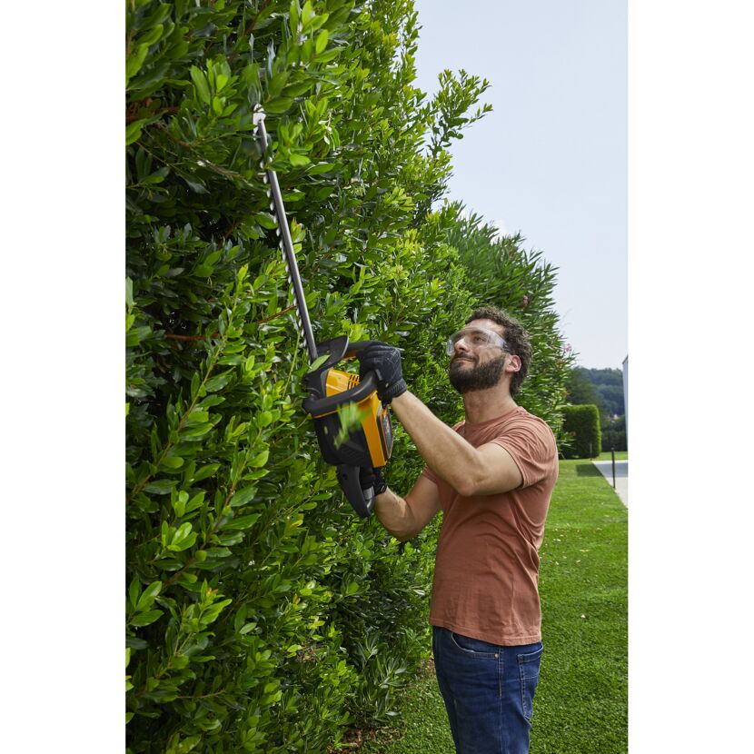 Person schneidet Hecke mit Akku-Heckenschere