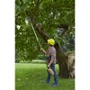 Person schneidet mit Multitool MT 500e Äste