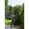 Person schneidet hohe Hecke mit Teleskop-Heckenschere