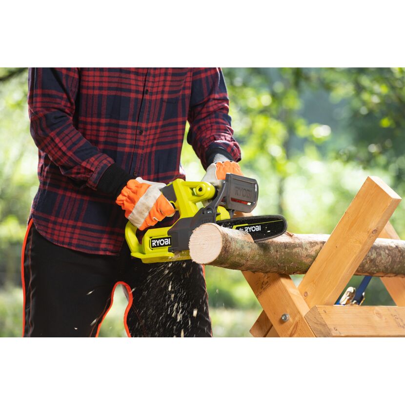 Person sägt Holz mit RYOBI Akku-Kettensäge
