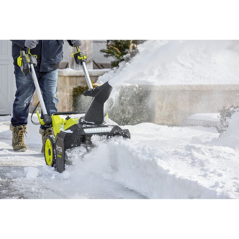 Person räumt Schnee mit RYOBI Akku-Schneefräse
