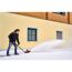 Person räumt Schnee mit einer Schneefräse
