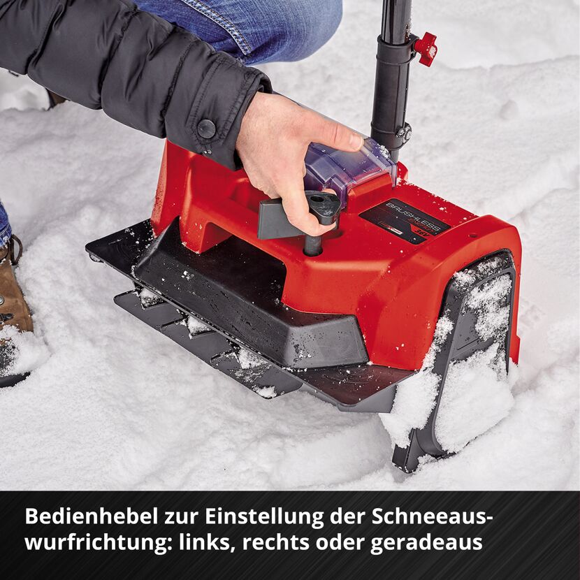 Person justiert die Schneeauswurf-Richtung der Schneefräse.