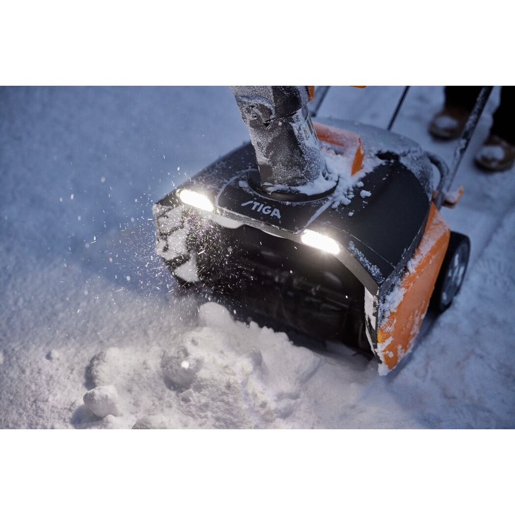 Person räumt Schnee mit einer Schneefräse