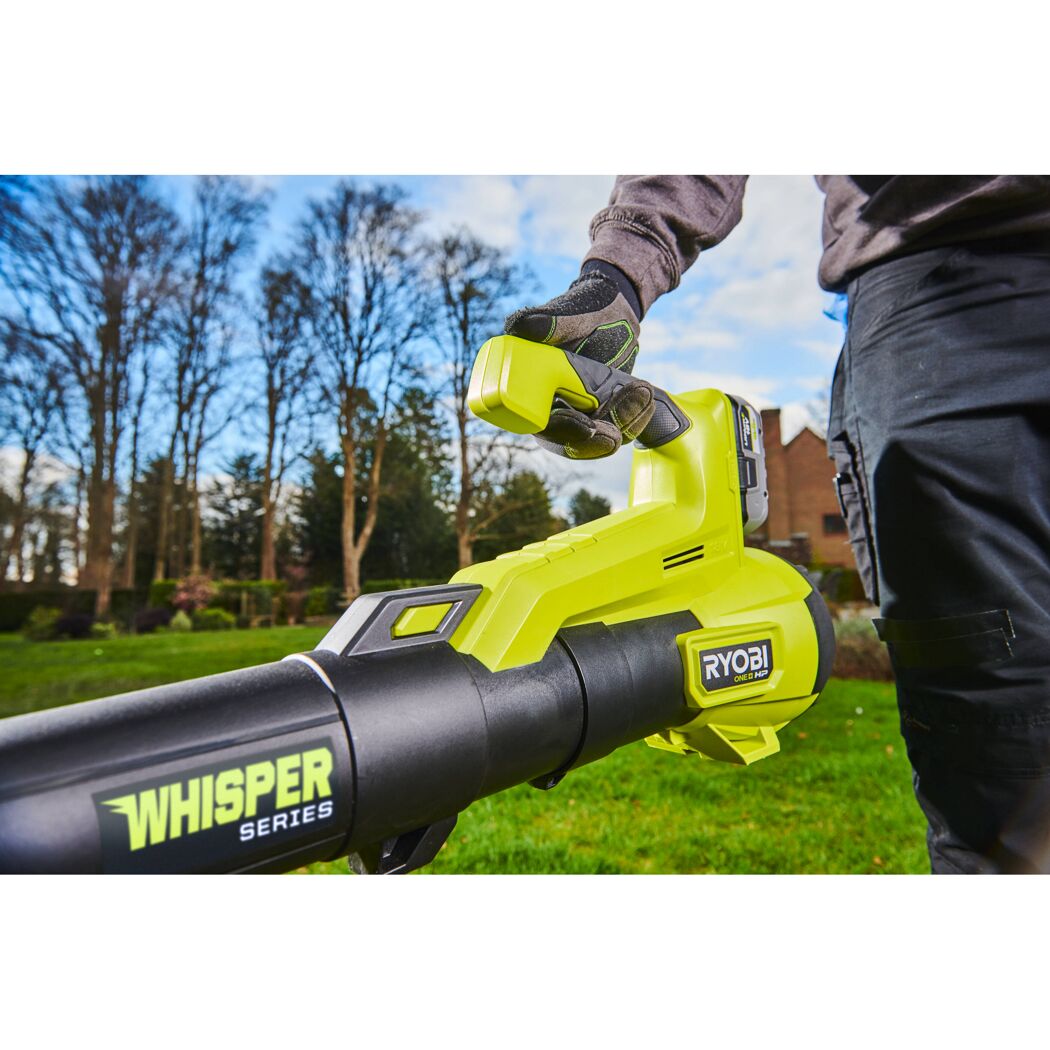 Person hält ein RYOBI Akku-Laubgebläse