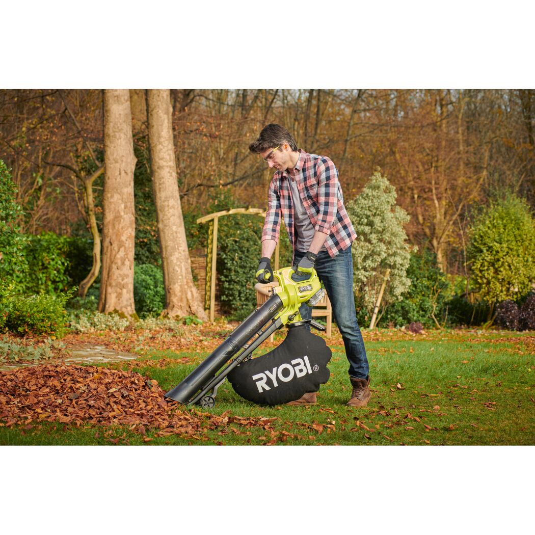 Person verwendet Laubbläser von Ryobi.