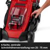 Hand stellt Schnitthöhe des Einhell Akku-Rasenmähers ein.