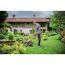 Person verwendet A-Trimmer im Garten.