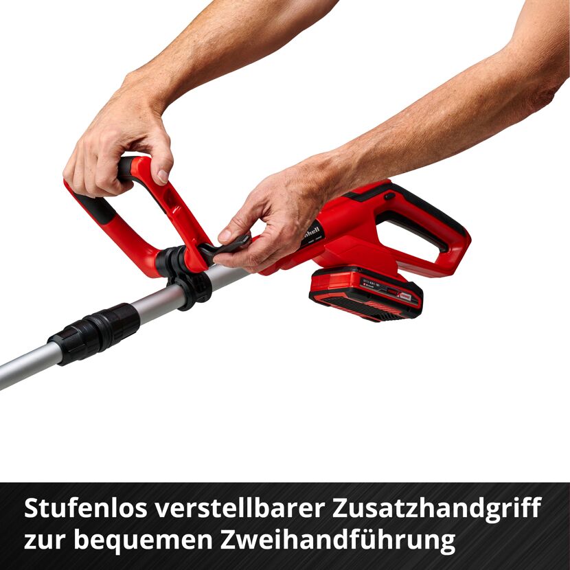 Person verstellt den Zusatzhandgriff eines Akku-Rasentrimmers