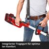 Person verwendet ein Einhell Multifunktionswerkzeug.