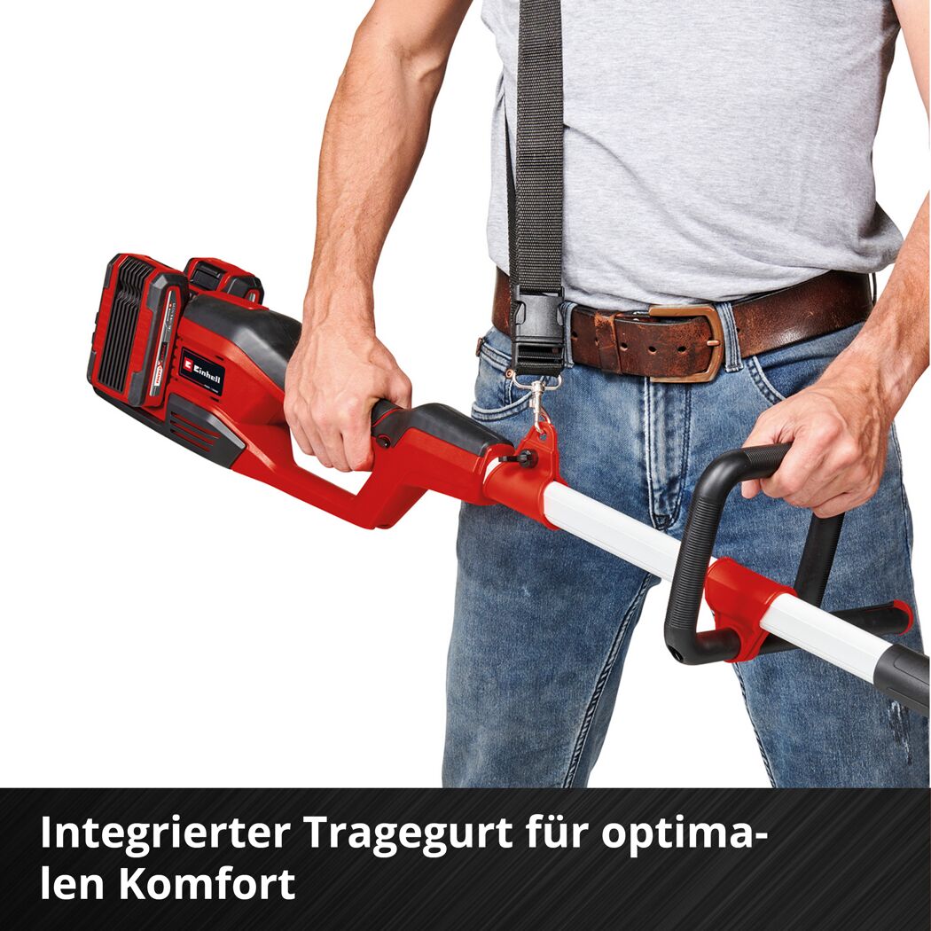 Person verwendet ein Einhell Multifunktionswerkzeug.