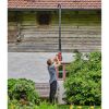Person reinigt Dachrinne mit Laubbläser