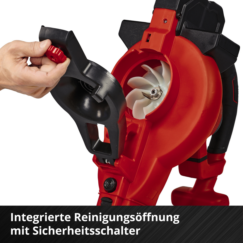 Person öffnet die integrierte Reinigungsöffnung des Laubsaugers