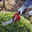 Person schneidet Hecke mit Akku-Grasschere