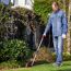 Person mäht Rasenkante mit Akku-Grasschere