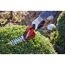 Person schneidet Hecke mit Akku-Grasschere