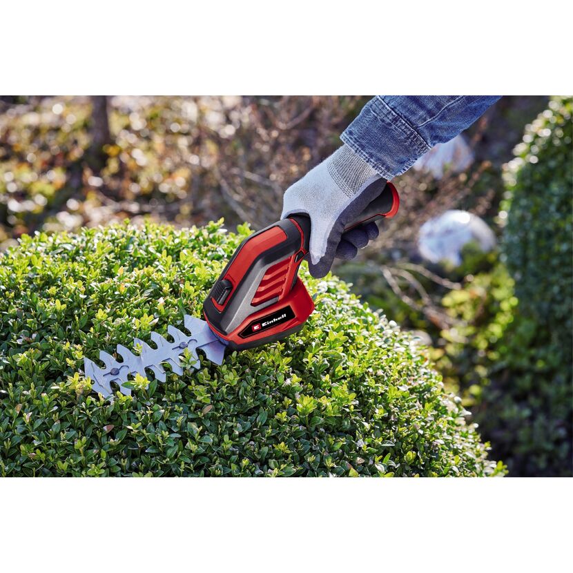 Person schneidet Hecke mit Akku-Grasschere