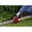Person kürzt Gras mit Akku-Grasschere von Einhell