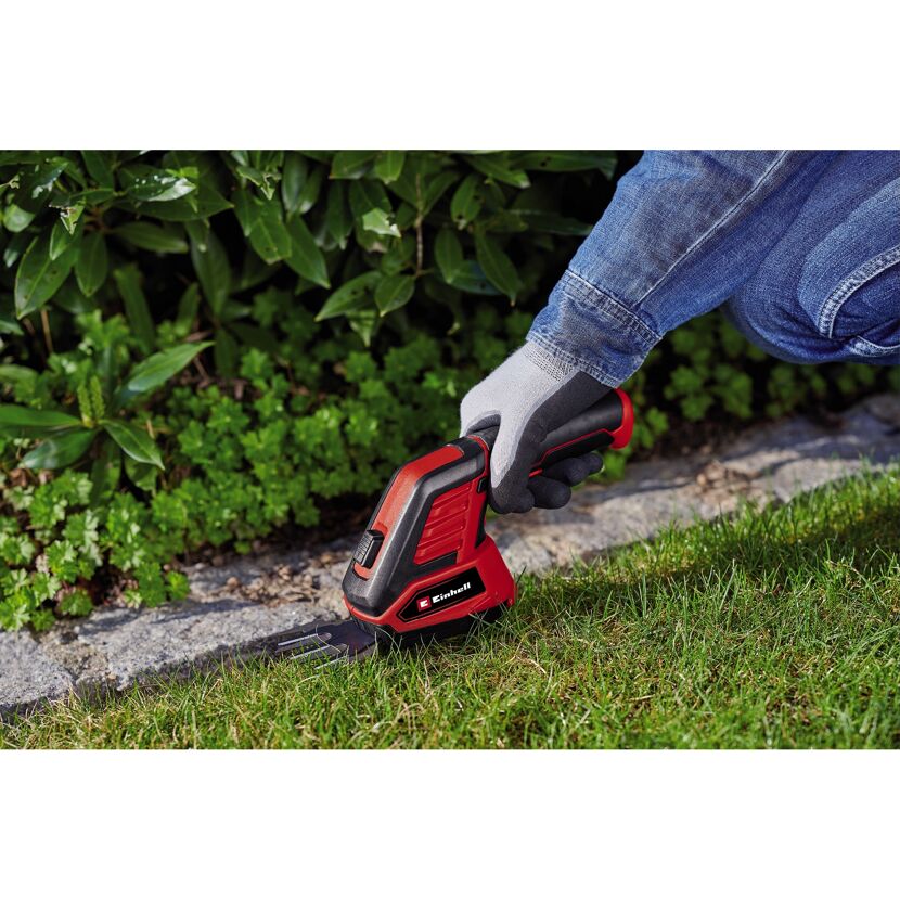 Person kürzt Gras mit Akku-Grasschere von Einhell