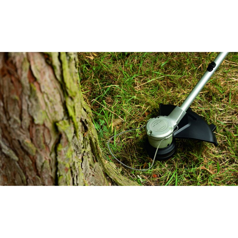 Rasentrimmer AdvancedGrassCut 36V-33 neben Baum