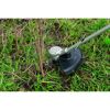 Rasentrimmer entfernt Gras um einen Baum