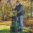 Person verwendet Bosch Gartenhäcksler AXT 25 TC