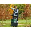 Person verwendet einen Bosch Gartenhäcksler AXT 25 D.