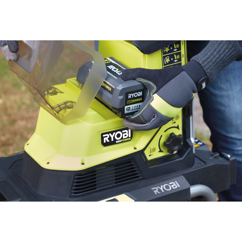 Person setzt Akku in RYOBI Häcksler ein.