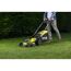 Person mäht Rasen mit RYOBI Akku-Rasenmäher.